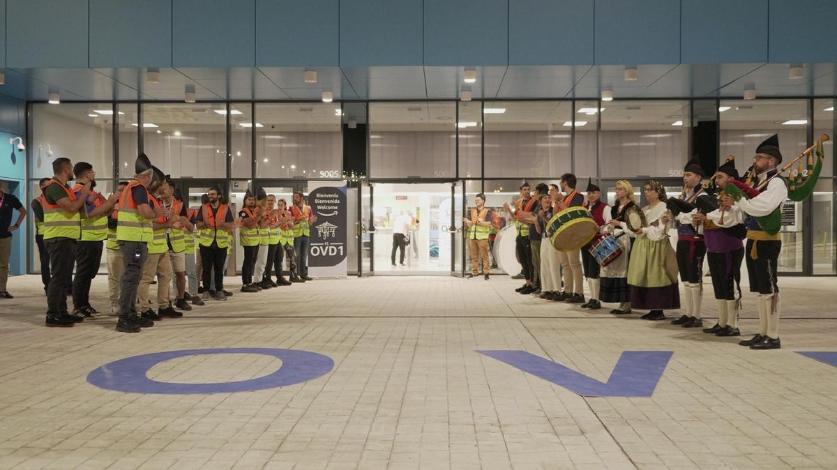 Gaiteros para recibir al primer turno de Amazon: la empresa echa a andar en Siero