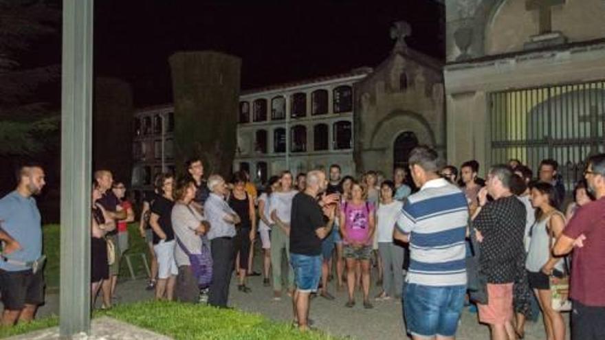 Una vuitantena de curiosos van passar pel cementiri en la visita «Maquis i resistència antifranquista»