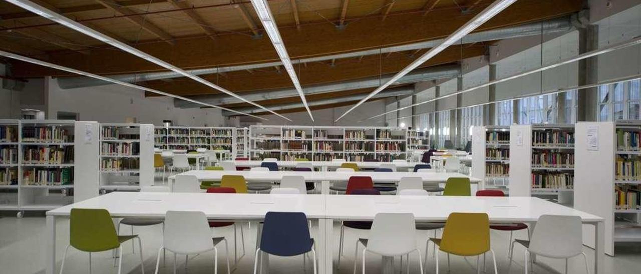 Vista de una de las salas de lectura de la nueva biblioteca pública de la ciudad inaugurada ayer en el complejo de San Francisco. // Brais Lorenzo