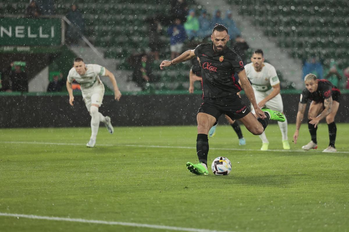 Muriqi, en el momento de lanzar el penalti que dio el empate al Mallorca