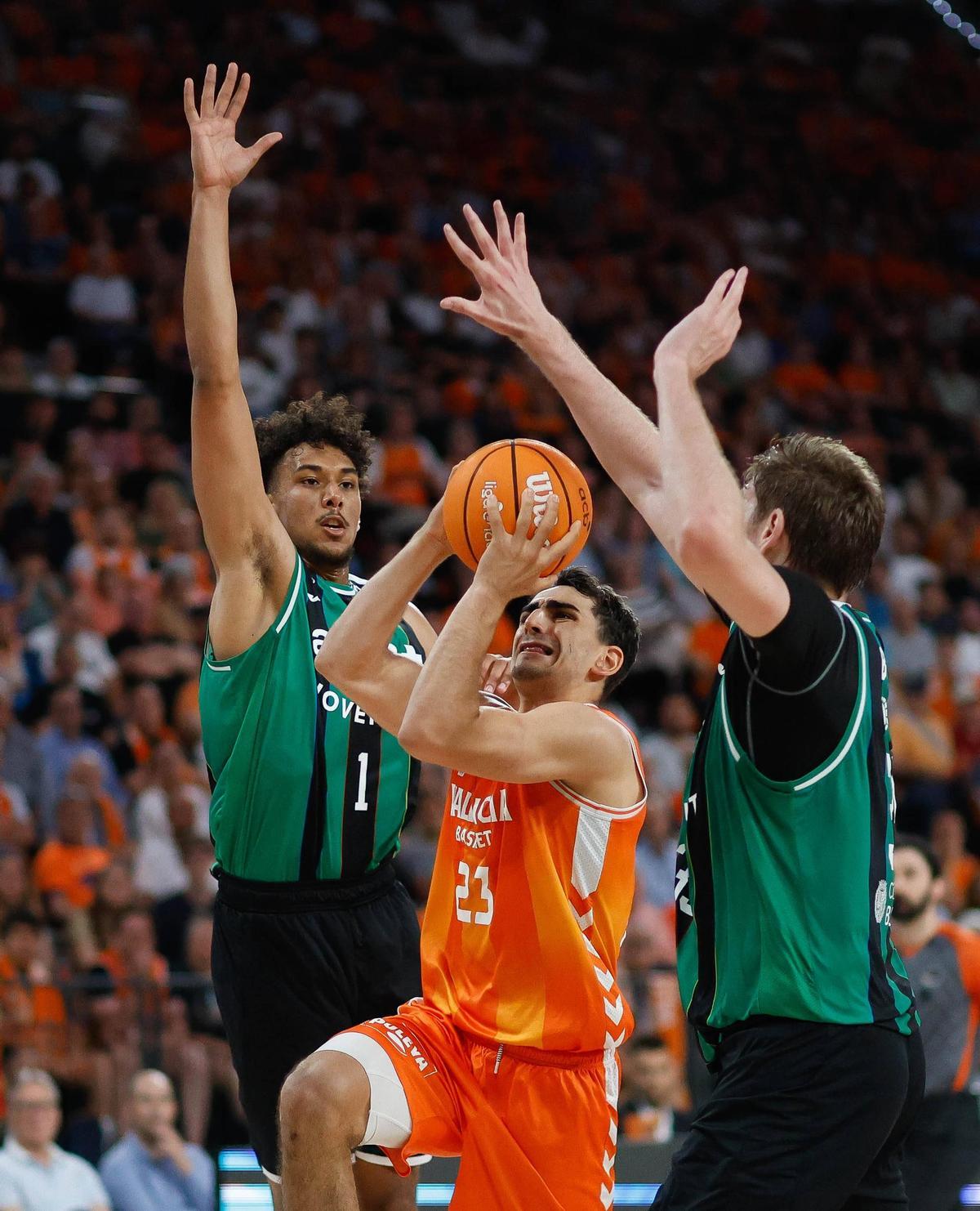 Álvaro Cárdenas, en el último partido de la semifinal entre el Valencia Basket y el Asisa Joventut de Badalona.