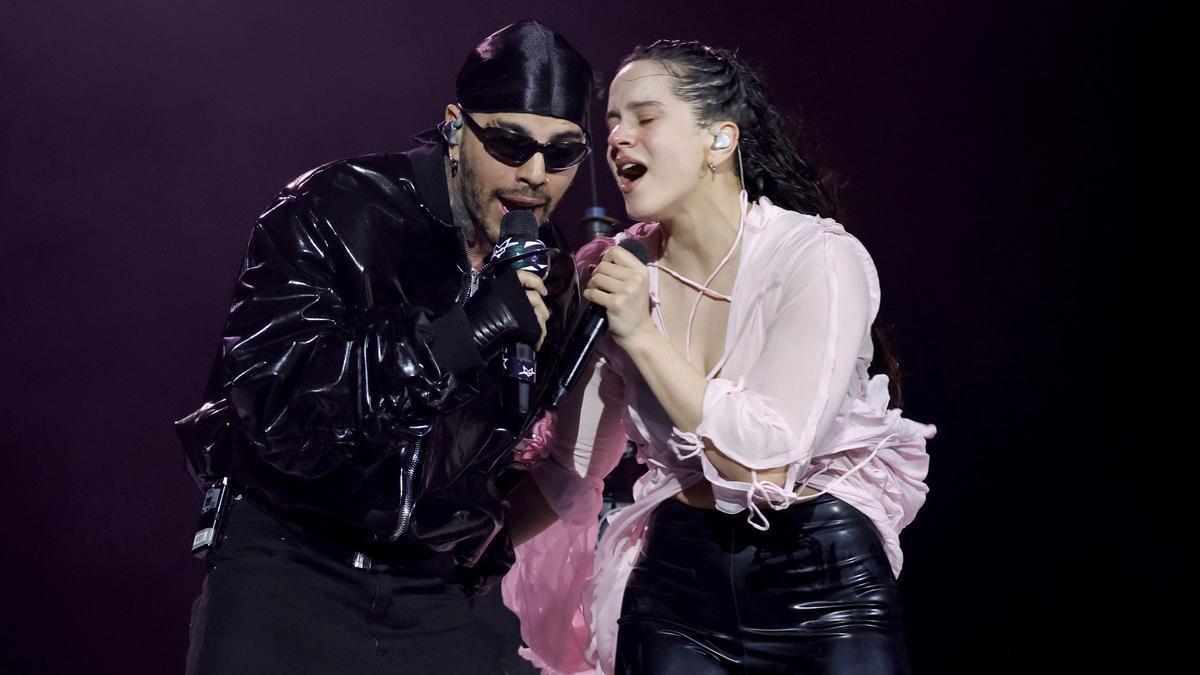 Rauw Alejandro y Rosalía durante el concierto en Coachella