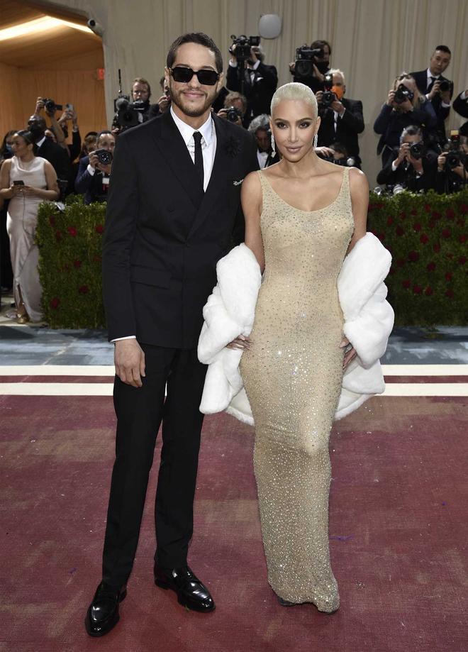 Pete Davidson y Kim Kardashian, ella luciendo un vestido que perteneció a Marilyn Monroe