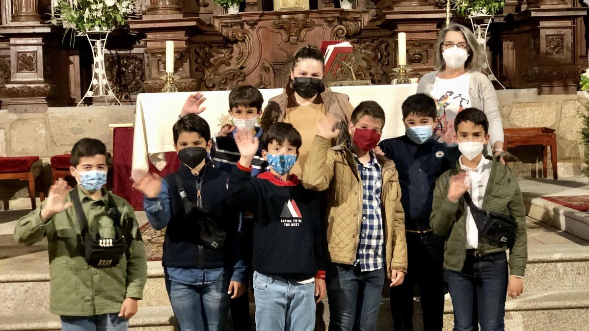 Catequistas con sus alumnos posan en la parroquia para El Periódico.