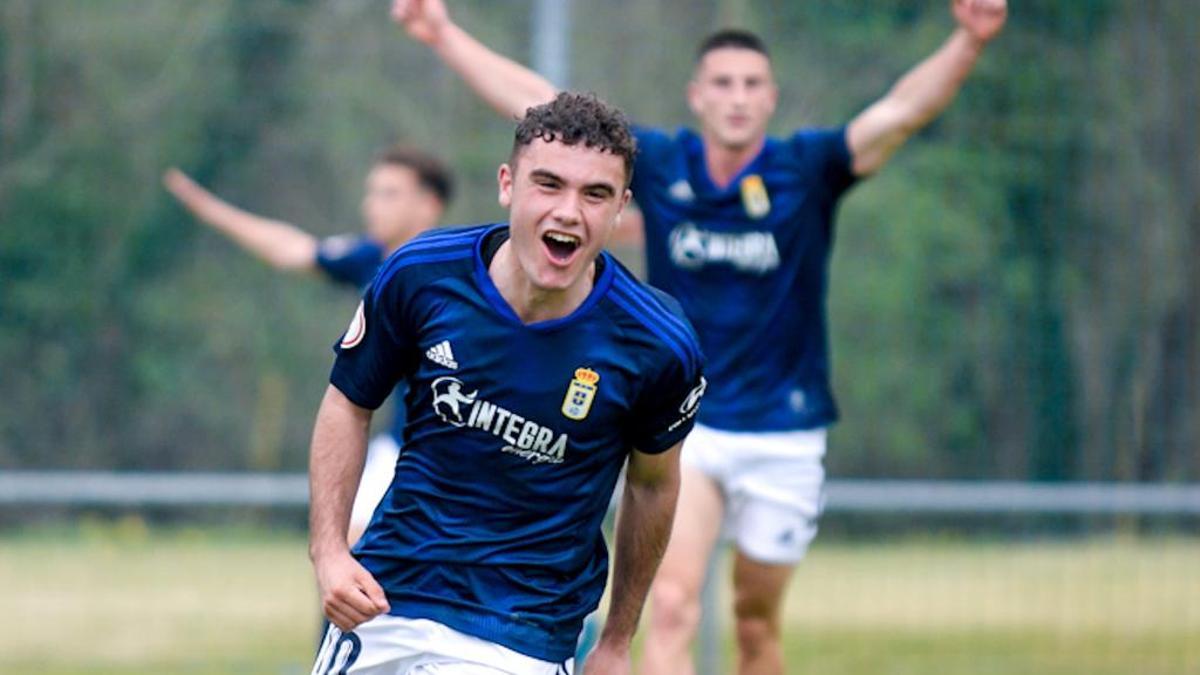 Álex Cardero celebra un gol con el Real Oviedo Vetusta