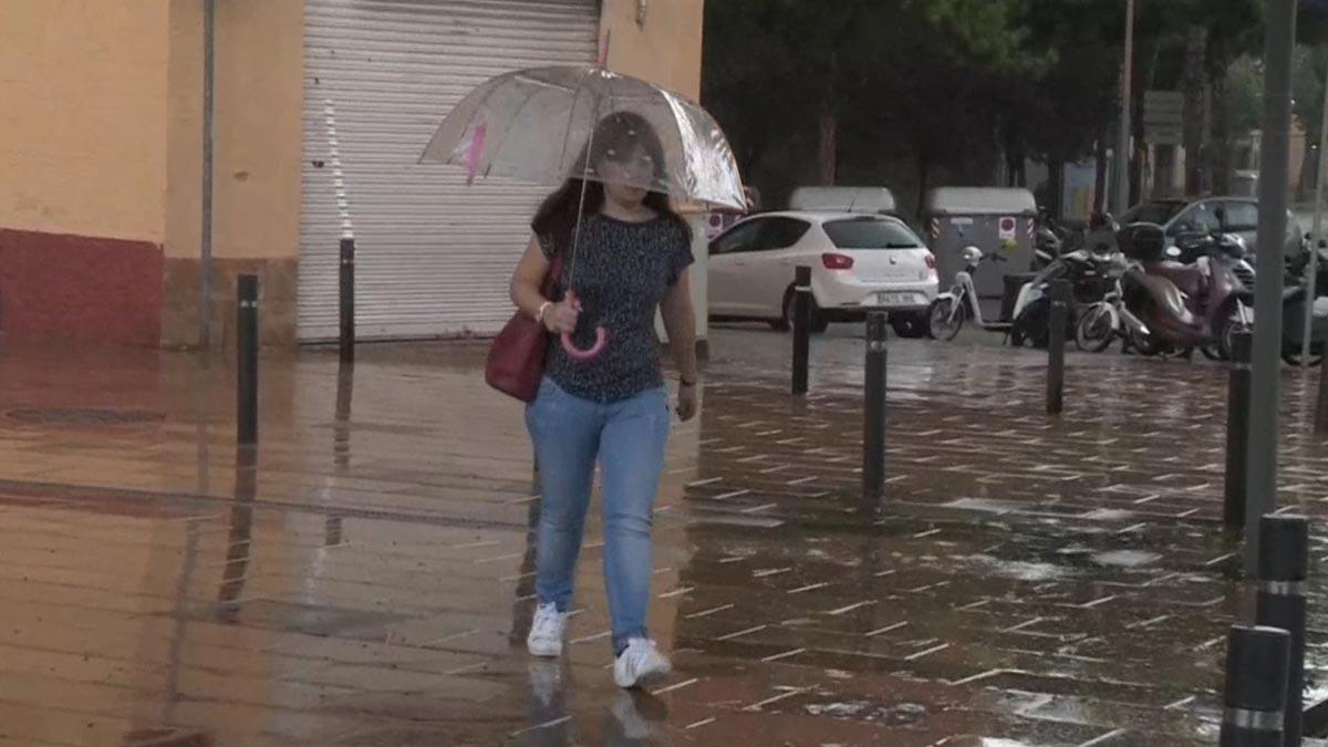 Lluvias en Catalunya: lluvia en las calles de Barcelona.
