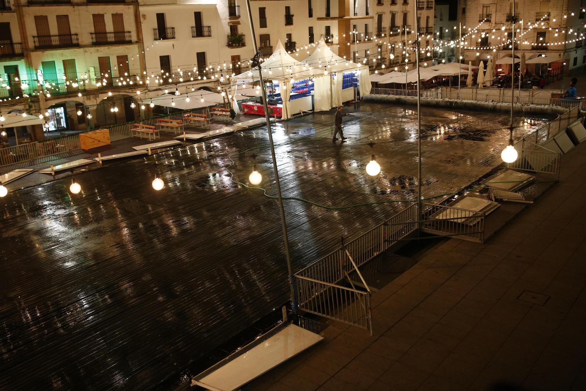 Galería | La lluvia deja a Cáceres sin pista de hielo