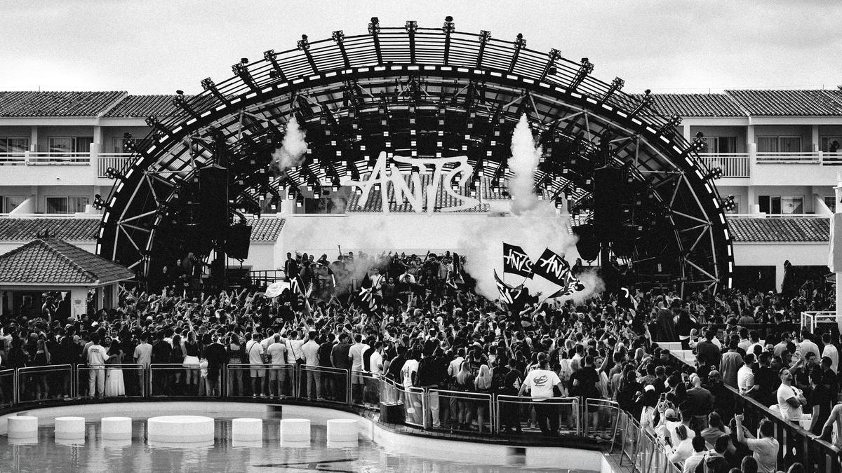 El escenario al aire libre de Ushuaïa Ibiza durante la fiesta de ANTS.