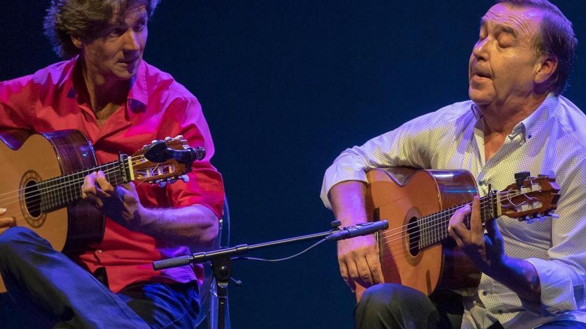 Los tocaores 'Niño de Pura' (izquierdo) y Manolo Franco en la XX Bienal de Flamenco de Sevilla.