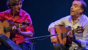 Los tocaores Niño de Pura (izquierdo) y Manolo Franco, en la XX Bienal de Flamenco de Sevilla.