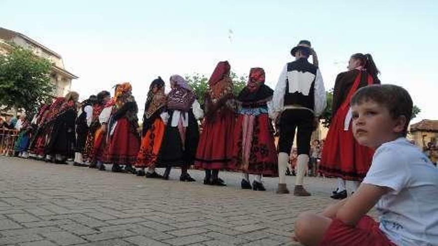 Grupo de bailadores y bailadoras en la plaza.