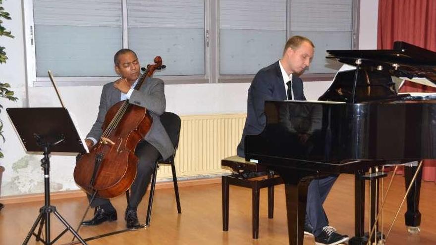 Károlis Biveinis, al piano, y Luis Caballero, durante el concierto. // J. V.