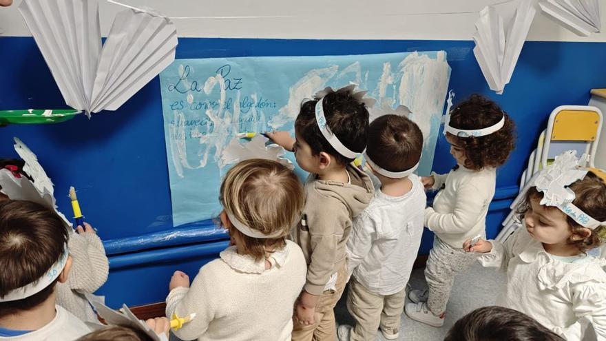 La Escola Infantil Municipal celebró el Día de la Paz coloreado de blanco