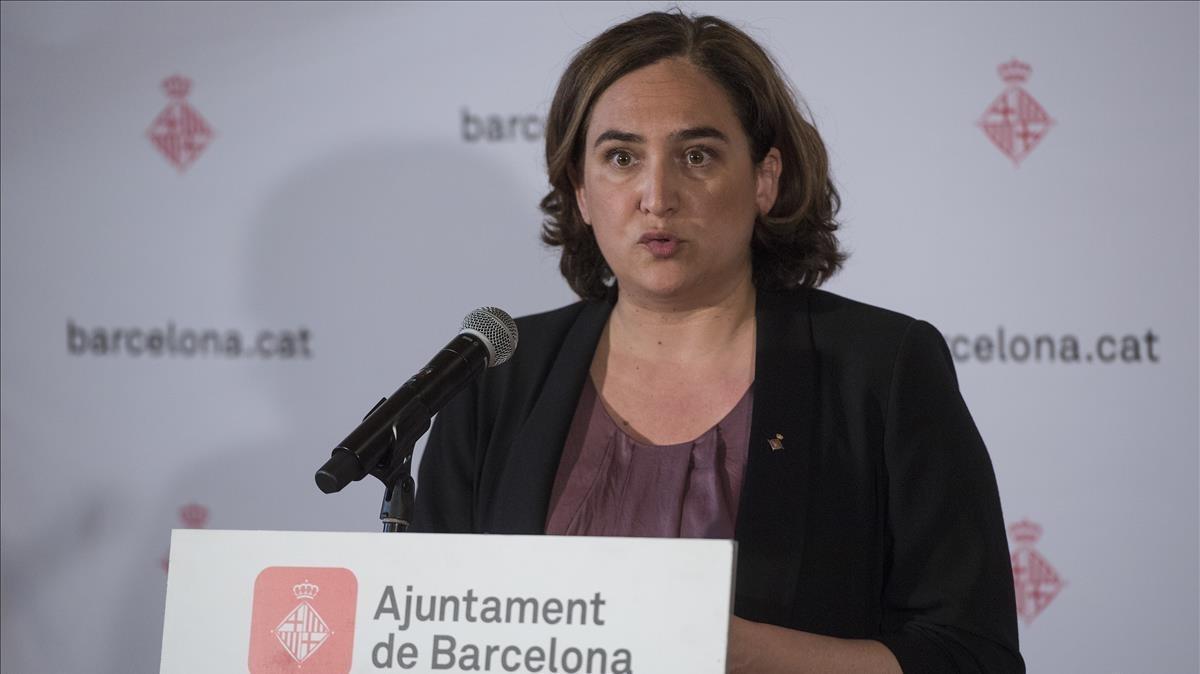 La alcaldesa de la ciudad de Barcelona, Ada Colau, durante una rueda de prensa.