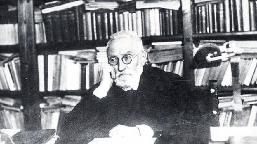 Unamuno, en su biblioteca particular.