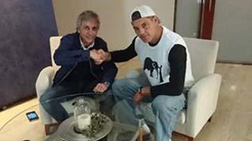 Raúl Mérida firma un acuerdo con Frank de la Jungla
