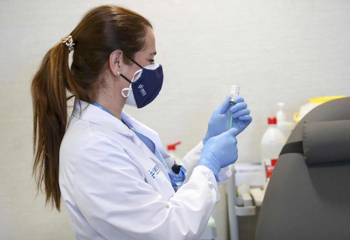 Una enfermera del Imed prepara la vacuna de AstraZeneca para inoculársela al personal del centro.