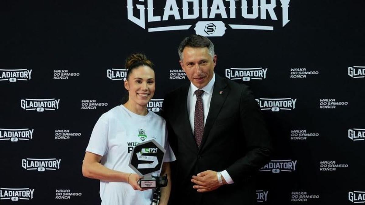 María Prieto recibe el trofeo de mejor jugadora de la liga polaca