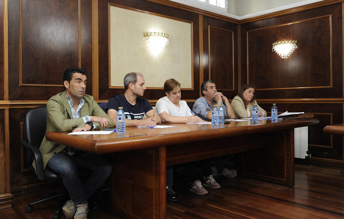 Luis López, a la izquierda, junto a sus compañeros del PP de Rodeiro.