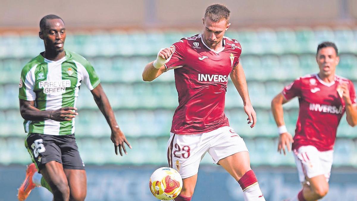 Flakus, en una acción del partido de la primera vuelta frente al Betis Deportivo