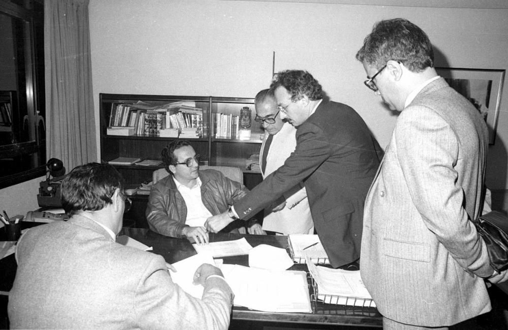 El presidente de Prensa Ibérica, Javier Moll, junto a algunos de sus colaboradores, en 1984 cuando se incorporó a la red de periódicos Levante-EMV
