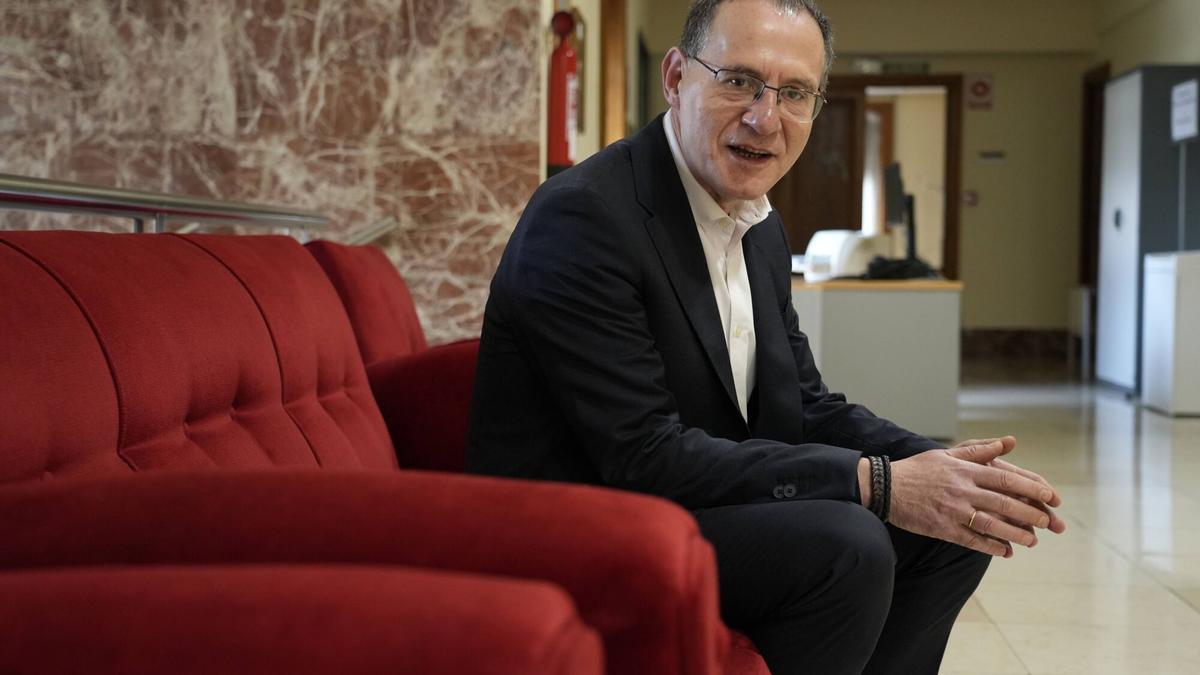 El subdelegado del Gobierno, Ángel Blanco García, conversa minutos antes de la entrevista.
