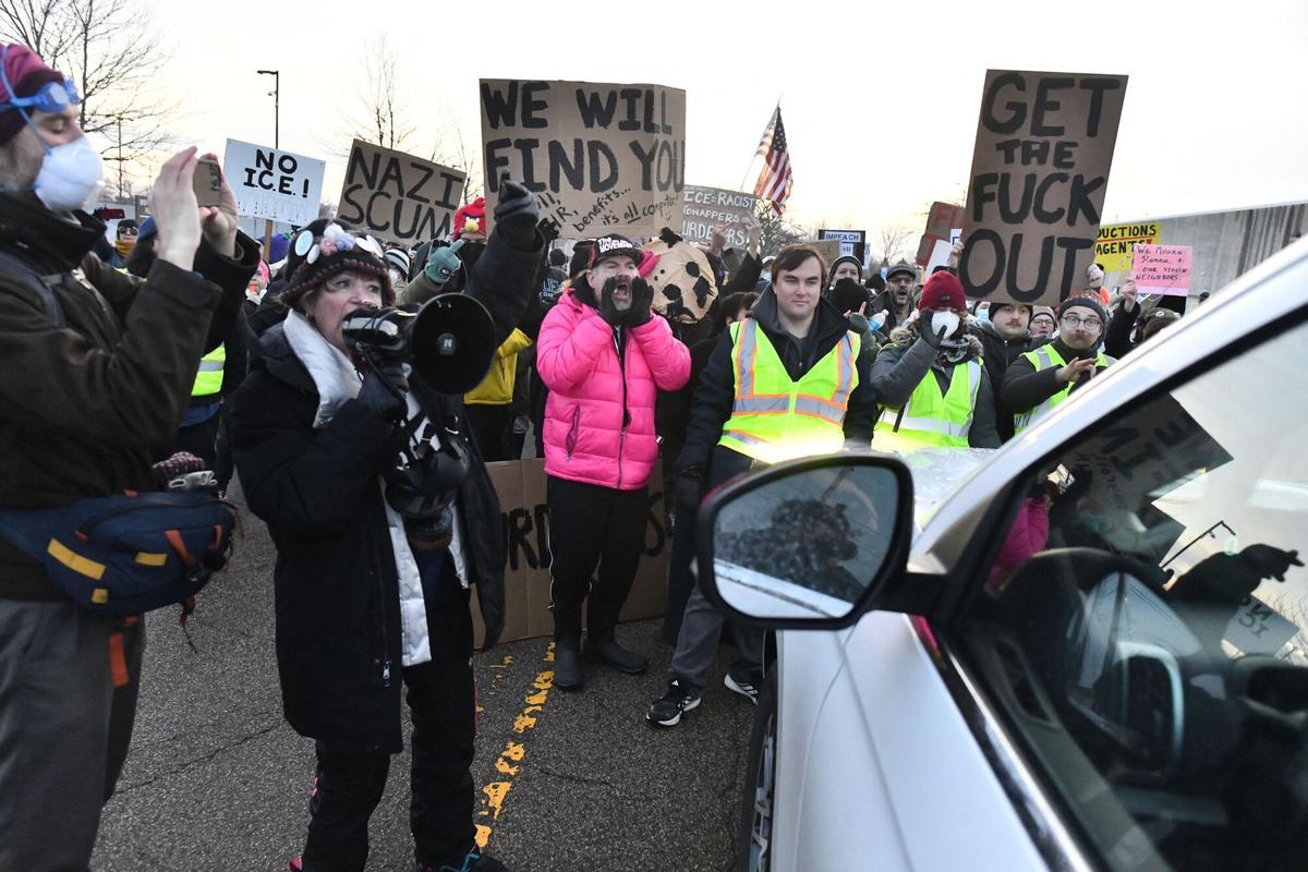 Protestors clash with federal agents outside the Bishop Henry Whipple Federal Building in Saint Paul, Minnesota, on January 8, 2026. A US Immigration and Customs Enforcement (ICE) agent shot and killed an American woman on the streets of Minneapolis January 7, leading to huge protests and outrage from local leaders who rejected White House claims she was a domestic terrorist. The woman, identified in local media as 37-year-old Renee Nicole Good, was hit at point blank range as she apparently tried to drive away from agents who were crowding around her car, which they said was blocking their way. (Photo by Octavio JONES / AFP)