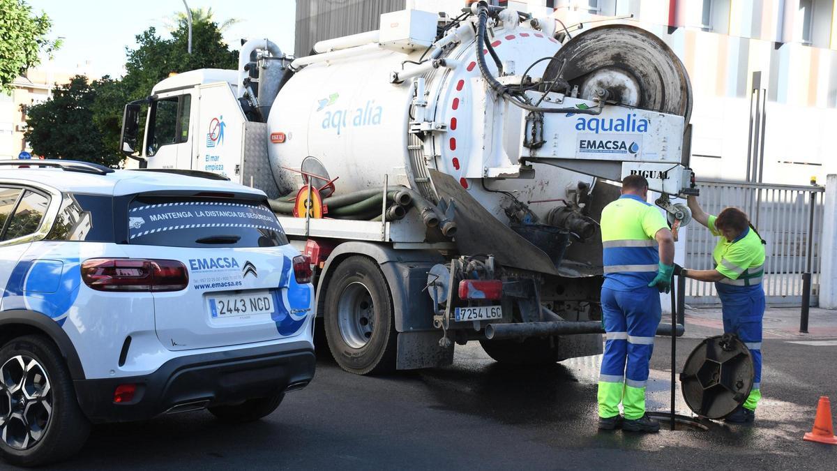 Trabajadores de Emacsa realizan la limpieza de una alcantarilla de la red de saneamiento de Córdoba.