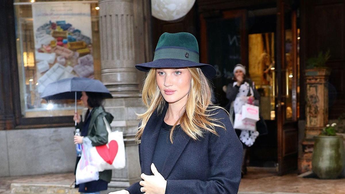 Rosie Huntington-Whiteley con abrigo y sombrero