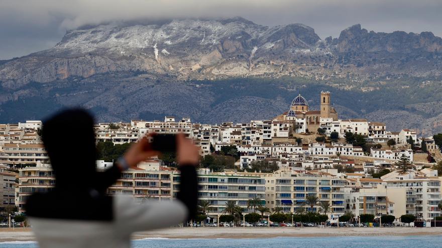 Altea y al fondo la sierra de Bernia cubierta de nieve.