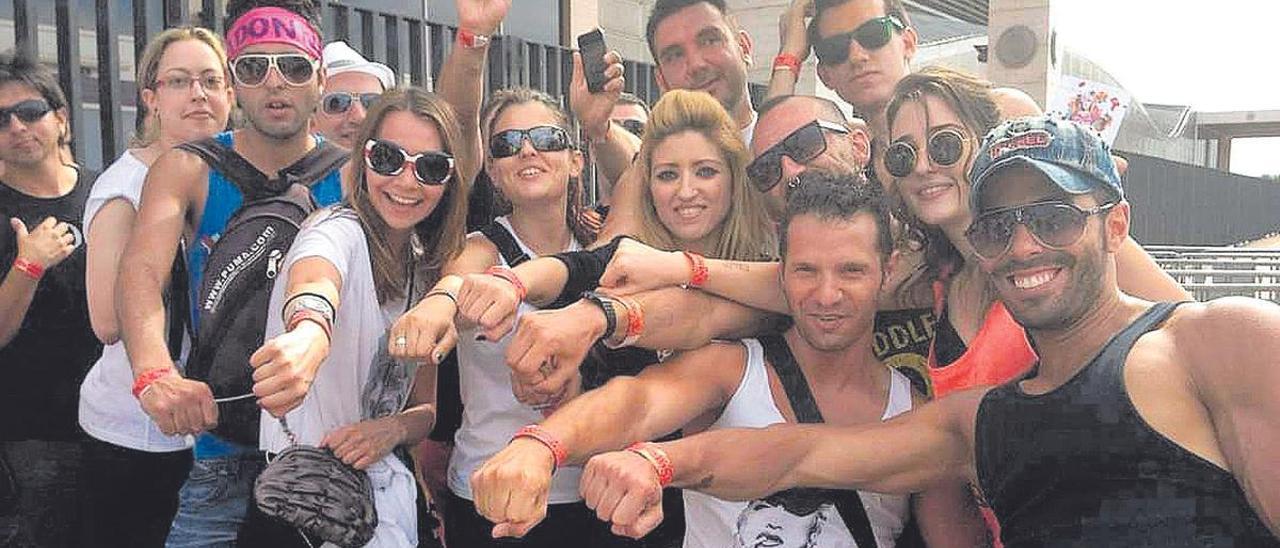 Miembros del club de fans Divina Madonna muestran su pulsera del concierto antes de una actuación de la diva en el Palau Sant Jordi.