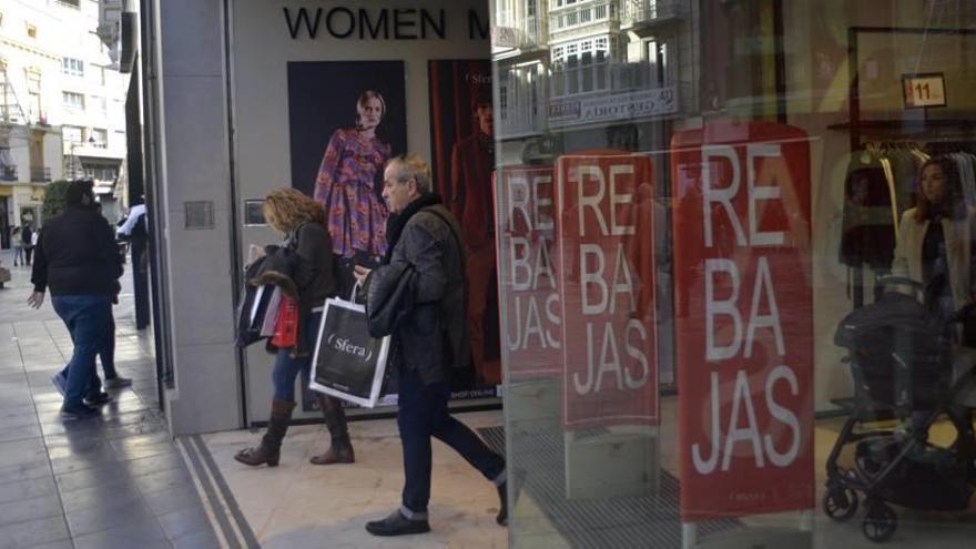 Varios clientes salen de una de las tiendas del centro de la ciudad que ya ha comenzado la nueva campaña de rebajas con grandes descuentos.