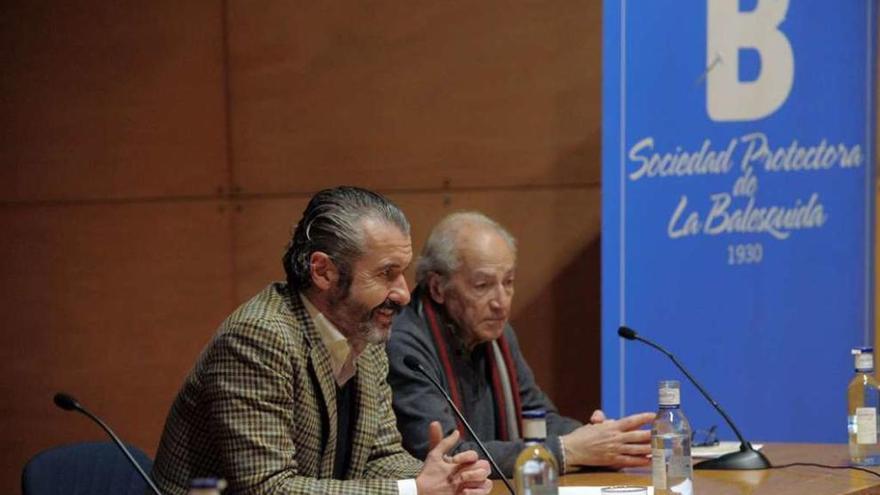 Santiago González-Alverú y Alberto Polledo, durante la conferencia de ayer en el Club.