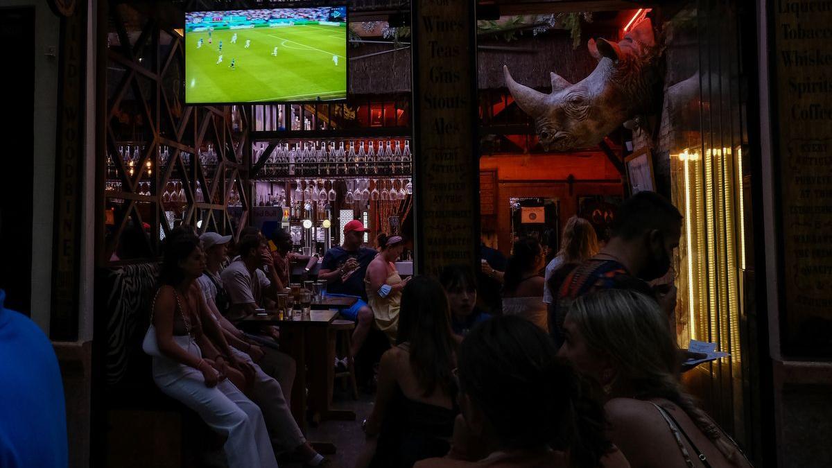 Ambiente en un bar del centro de Málaga, a inicios del verano.