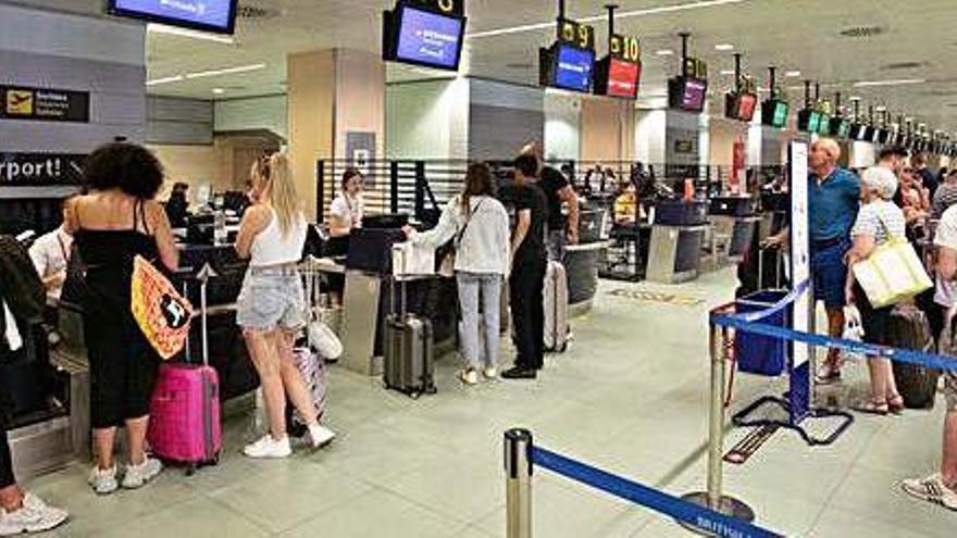 Pasajeros en los puntos de facturación de la terminal ibicenca, este mes de julio.