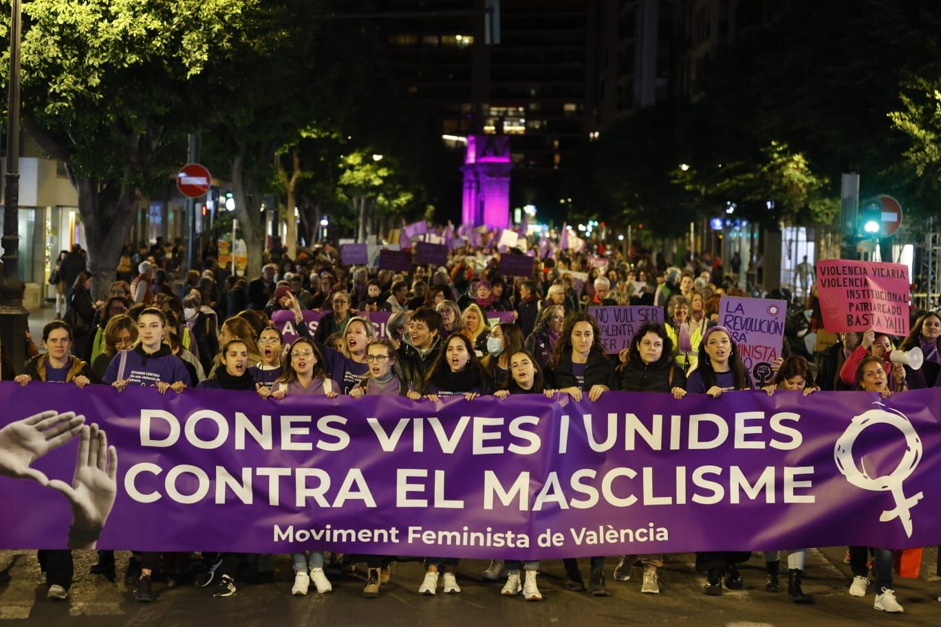 València se tiñe de morado en la lucha contra la violencia machista