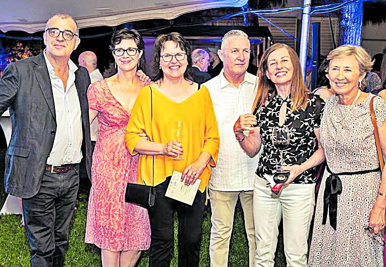 Arturo Ramos, la presentadora de la ceremonia, Mercè Marrero; Maria Llabrés, Efraín González, del Grup 21; Aina Isabel Suero y Montserrat Fuster, presidenta de Amadip Esment.