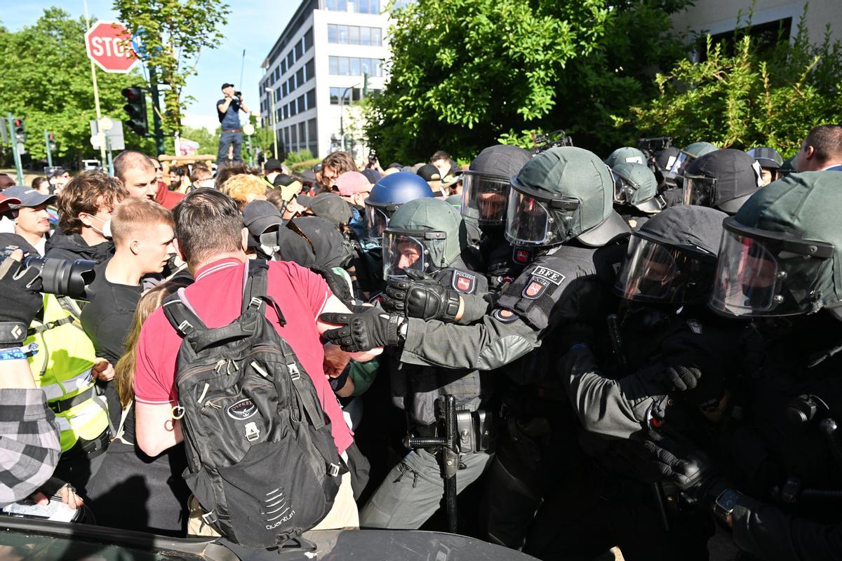 Tenso enfrentamiento entre Policía y manifestantes durante una protesta antifascista en Alemania