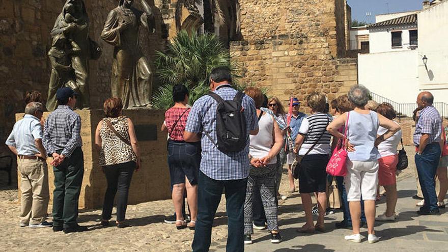 Turistas visitan la localidad de Antequera.