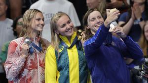 Ledecky (bronce) se fotografía junto a Titmus (oro) y McIntosh (plata) tras la final del 400 libres.