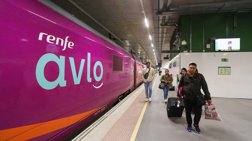 Llegada en imágenes del primer AVE 'low cost' desde Madrid a Murcia