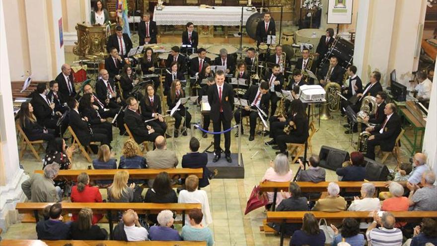 Los vecinos disfrutan de un concierto de cine y de música de verano