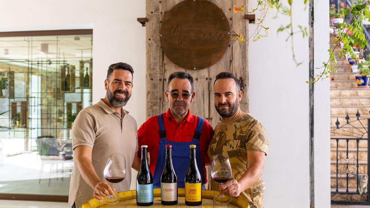 Bruno, Julián y José Luis Murciano en la entrada del nuevo espacio La Vinería.