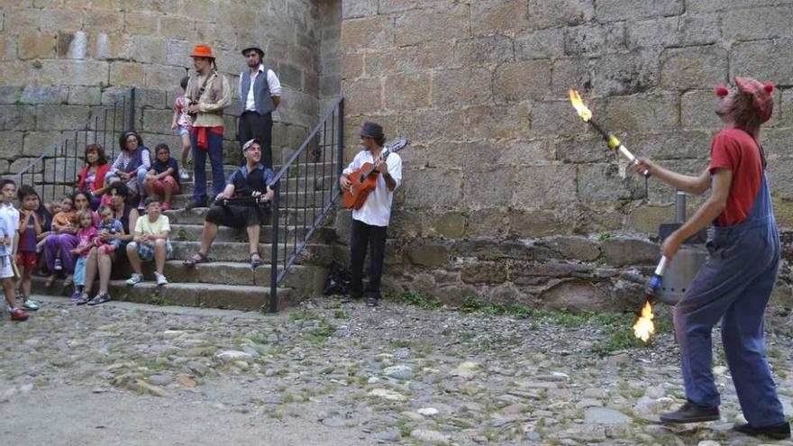 &quot;La familia Intenciones&quot; convierte el Castillo de Puebla en escenario