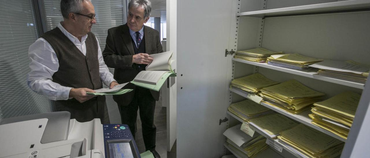 El fiscal jefe de Elche, José Antonio Artieda (derecha), examina los archivos de la Fiscalía junto a un funcionario del área.