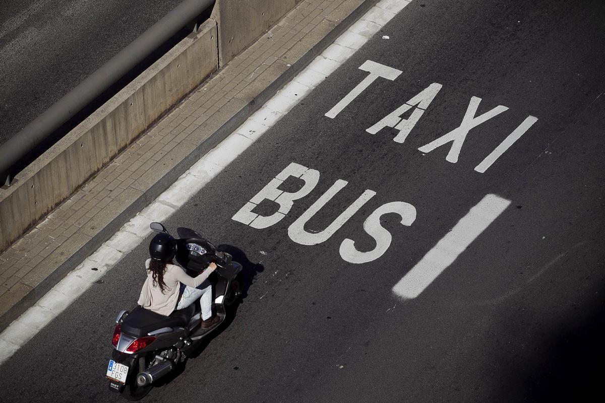 Una moto avanza posiciones por uno de los carriles bus-taxi de Barcelona Una moto avanza posiciones por uno de los carriles bus-taxi de Barcelona