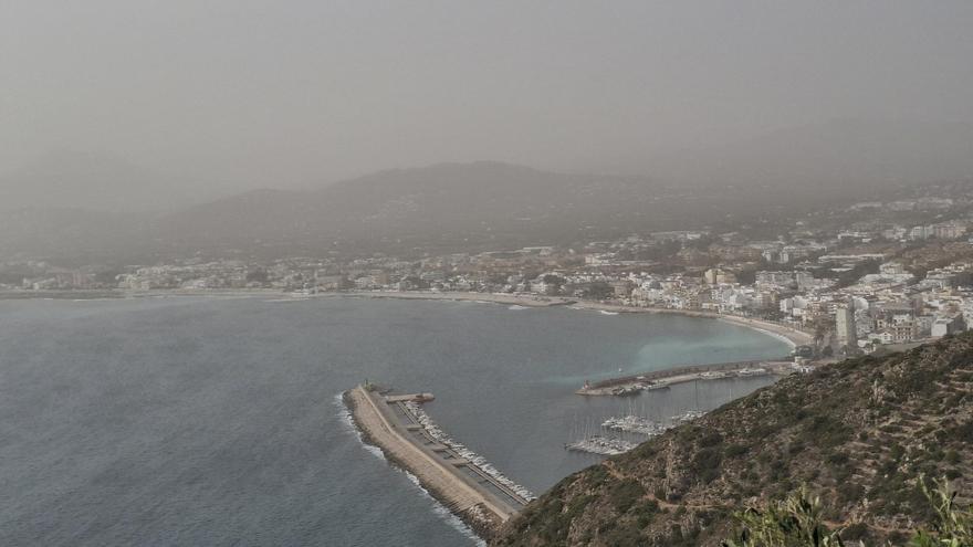 La calima emborrona la Marina