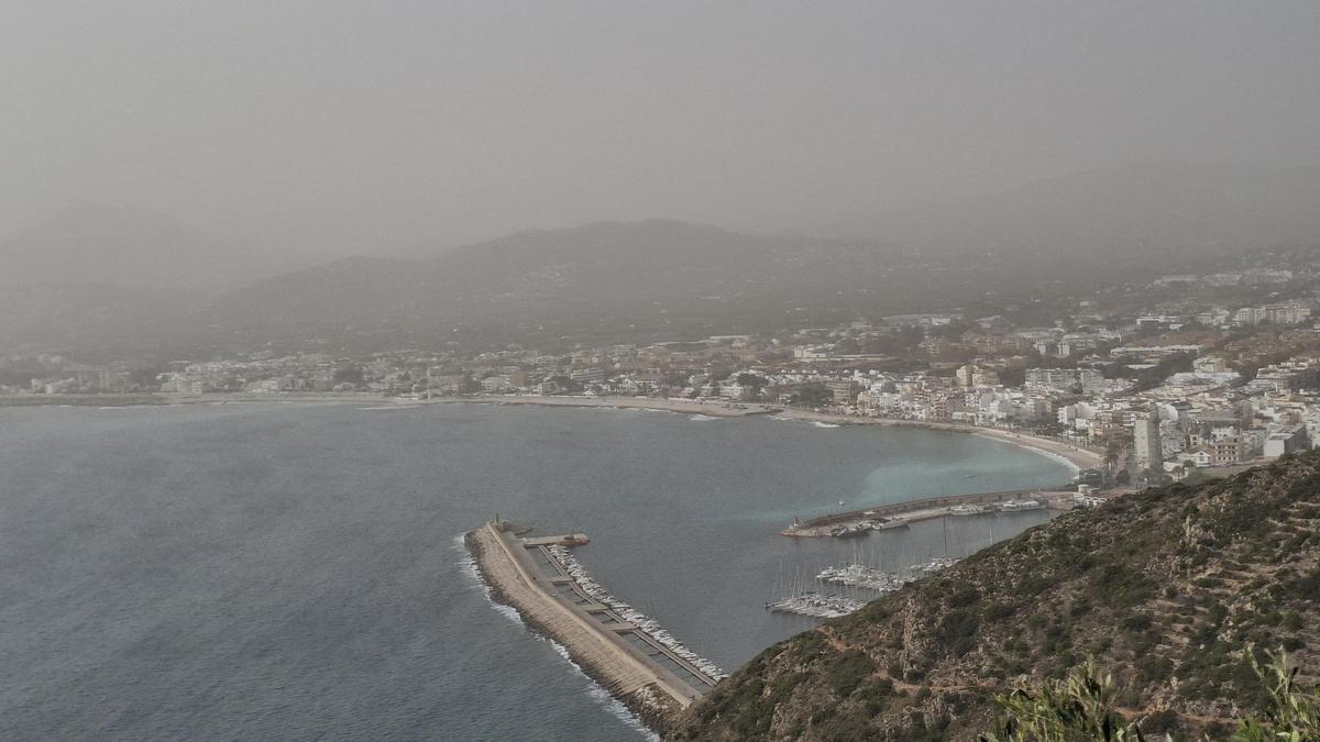El puerto y el litoral de Xàbia, desdibujados por la calima