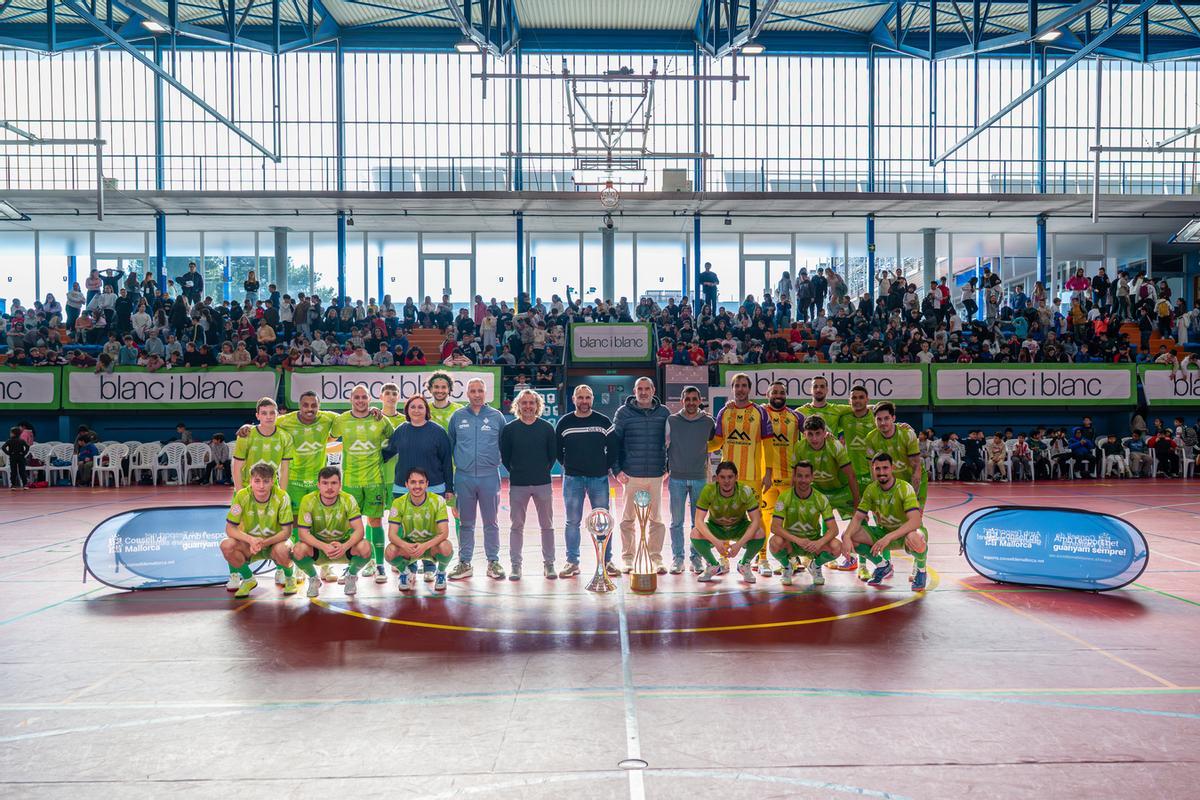 El Palma Futsal posa con las autoridades en Son Servera.