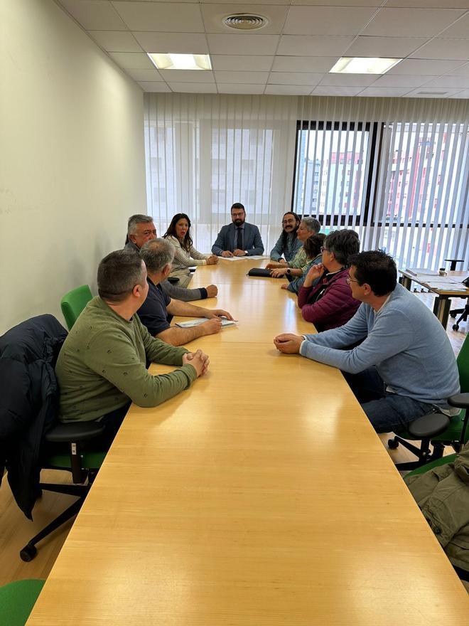 Una de las reuniones mantenidas por los representantes sindicales con los grupos políticos parlamentarios.